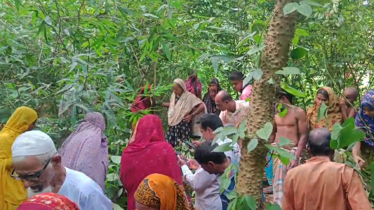 গাইবান্ধায় ঝোপঝাড়ে মিললো বৃদ্ধার মরদেহ, তিন ছেলে-স্ত্রীসহ আটক ৫