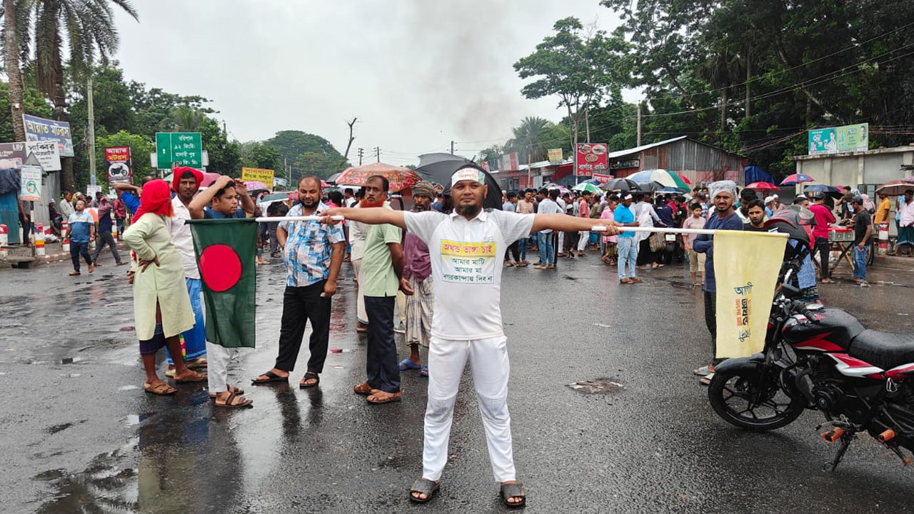 ভাঙ্গায় আন্দোলনকারীরা পুলিশের সম্মানে সড়ক ছাড়লেন