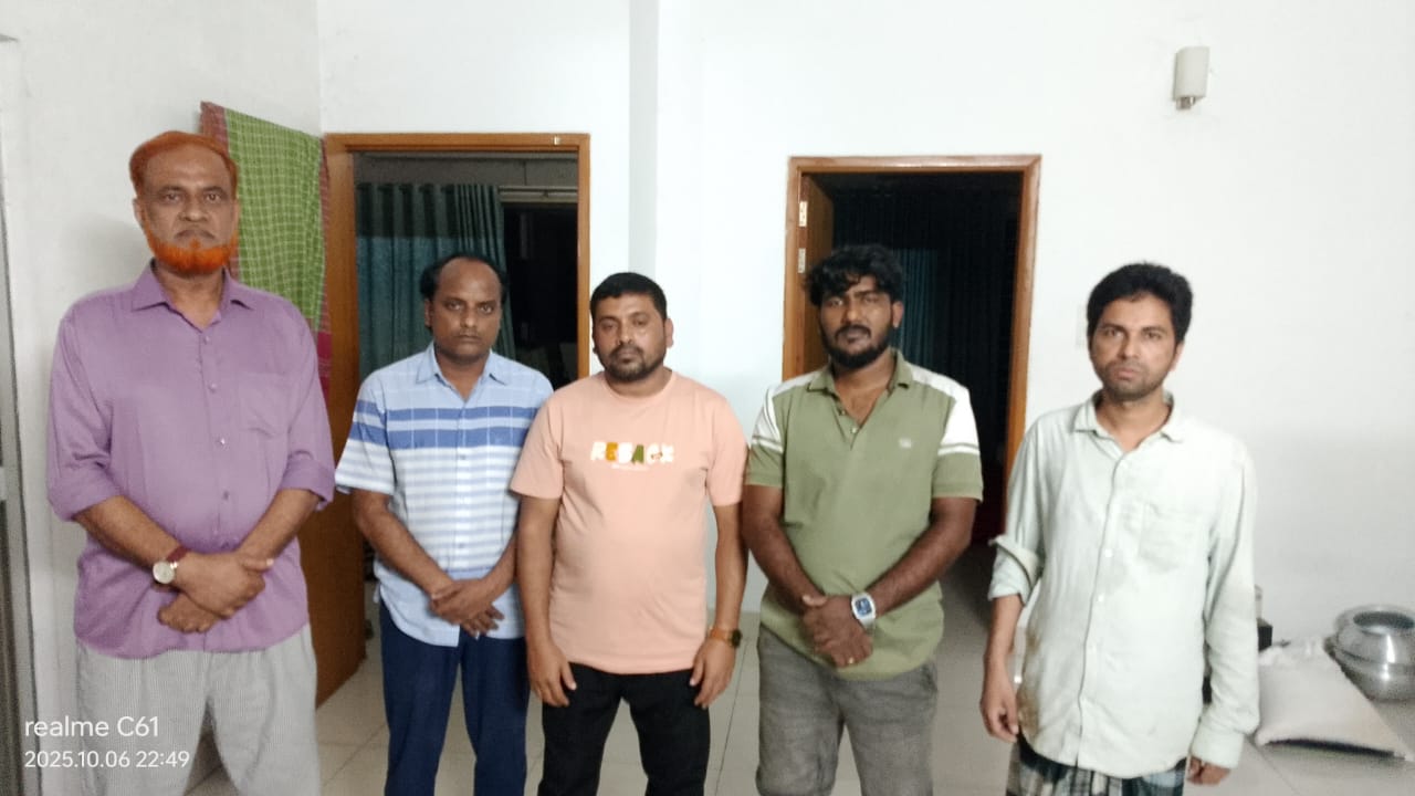 সেনাবাহিনীর অভিযানে ধামরাই উপজেলা পরিষদ চেয়ারম্যান সহ আটক ৫