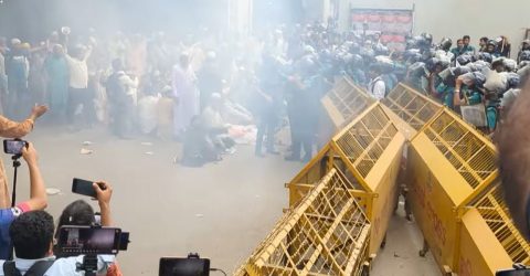 রাজধানীতে ইবতেদায়ী মাদরাসা শিক্ষকদের সঙ্গে পুলিশের সংঘর্ষ, আহত অন্তত ১৫
