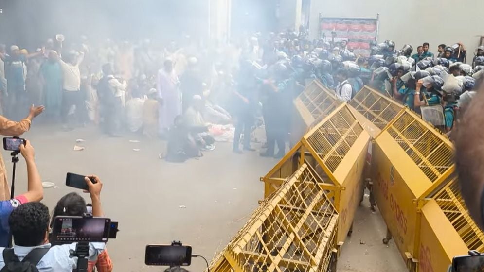 রাজধানীতে ইবতেদায়ী মাদরাসা শিক্ষকদের সঙ্গে পুলিশের সংঘর্ষ, আহত অন্তত ১৫