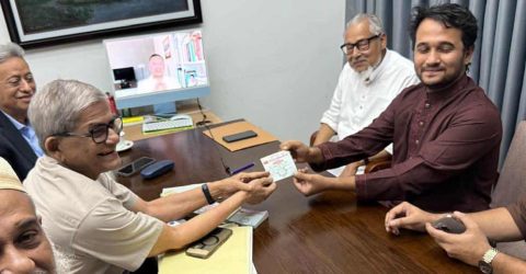 বিএনপির প্রাথমিক সদস্যপদ নিলেন শহীদ মুগ্ধর ভাই স্নিগ্ধ